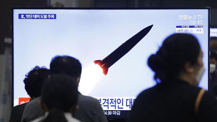 Orang-orang menonton TV yang menunjukkan peluncuran rudal Korea Utara selama program berita di Stasiun Kereta Suseo di Seoul, Korea Selatan, Kamis. 25 Maret 2021. (AP/Ahn Young-joon)