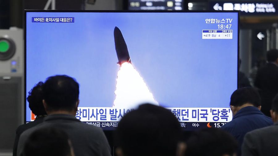 Orang-orang menonton TV yang menunjukkan peluncuran rudal Korea Utara selama program berita di Stasiun Kereta Suseo di Seoul, Korea Selatan, Kamis. 25 Maret 2021. (AP/Ahn Young-joon)