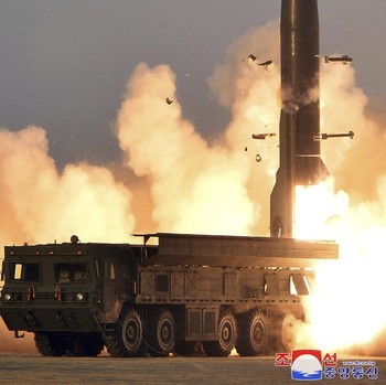 Wow! Rudal Korut, Tank Korsel hingga 'Paus' Raksasa di Suez