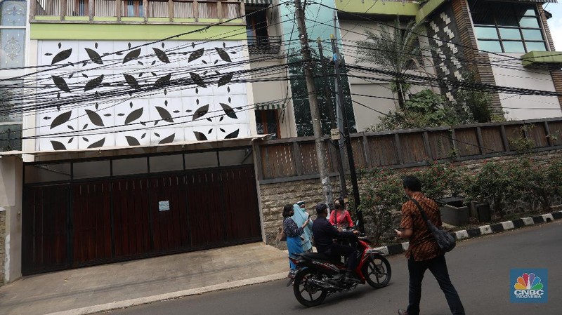 Suasana lokasi ditemukannya benda mencurigakan di Perumahan Cipinang Indah, Jakarta Timur, Jumat (26/3/2021). (CNBC Indonesia/Andrean Kristianto)
