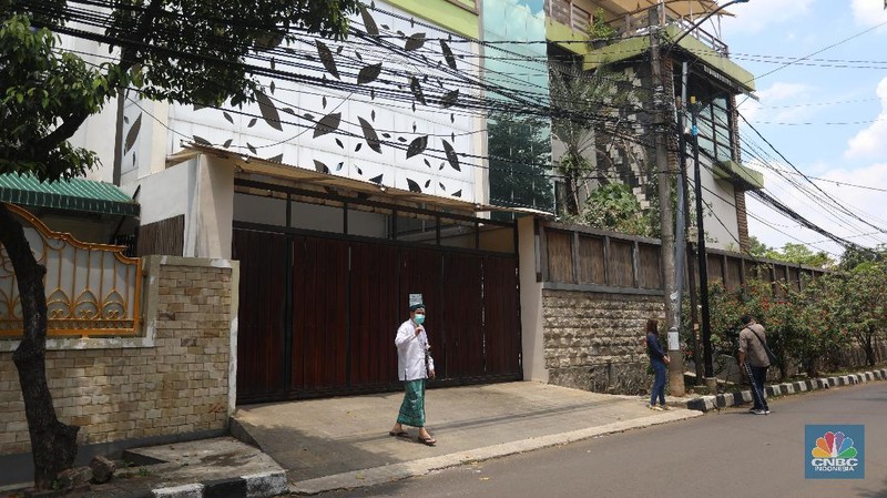 Suasana lokasi ditemukannya benda mencurigakan di Perumahan Cipinang Indah, Jakarta Timur, Jumat (26/3/2021). (CNBC Indonesia/Andrean Kristianto)