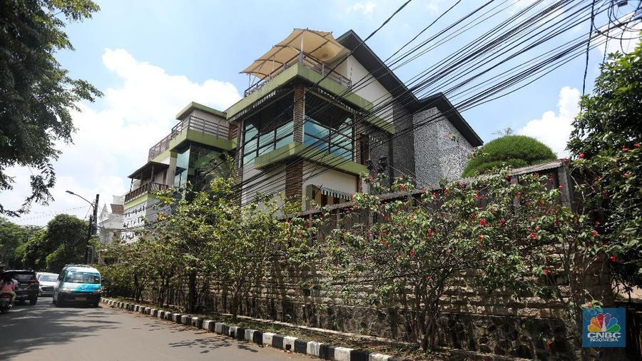 Suasana lokasi ditemukannya benda mencurigakan di Perumahan Cipinang Indah, Jakarta Timur, Jumat (26/3/2021). (CNBC Indonesia/Andrean Kristianto)