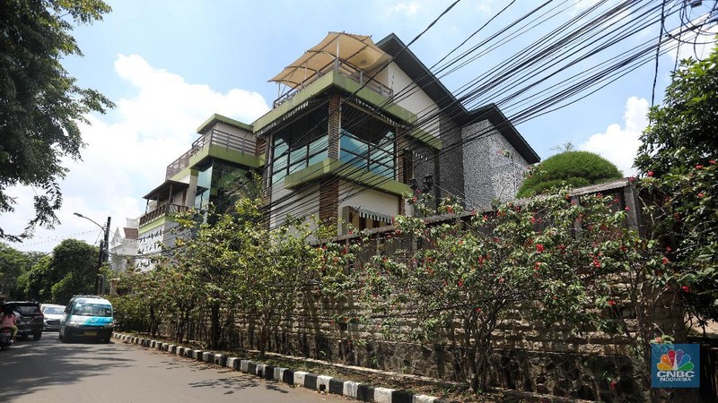 Suasana lokasi ditemukannya benda mencurigakan di Perumahan Cipinang Indah, Jakarta Timur, Jumat (26/3/2021). (CNBC Indonesia/Andrean Kristianto)