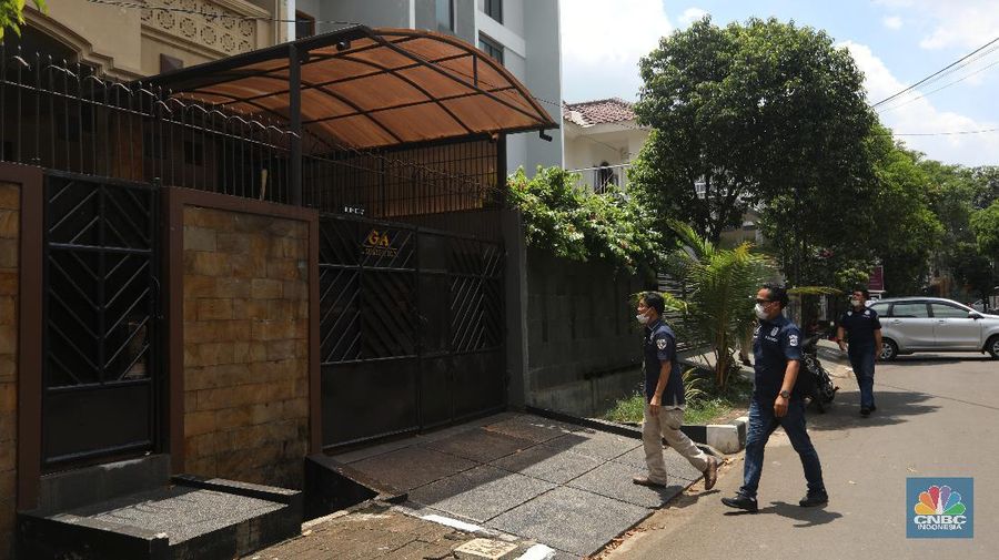 Suasana lokasi ditemukannya benda mencurigakan di Perumahan Cipinang Indah, Jakarta Timur, Jumat (26/3/2021). (CNBC Indonesia/Andrean Kristianto)
