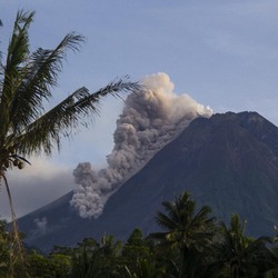 Merapi Erupsi Lagi! Lava Pijar Meluncur 1,6 Km