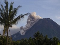 Merapi Erupsi Lagi! Lava Pijar Meluncur 1,6 Km