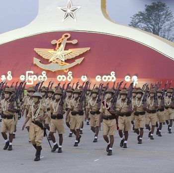 Militer Myanmar Pamer Alat Perang Saat Protes Kudeta Marak