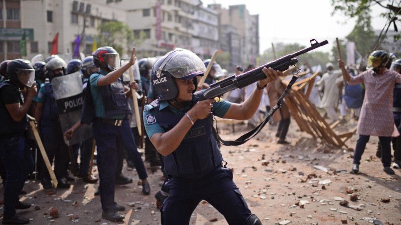 A group of protestors pelt stones on another after Friday prayers at Baitul Mokarram mosque in Dhaka, Bangladesh, Friday, March 26, 2021. Witnesses said violent clashes broke out after one faction of protesters began waving their shoes as a sign of disrespect to Indian Prime Minister Narendra Modi, and another group tried to stop them. Local media said the protesters who tried to stop the shoe-waving are aligned with the ruling Awami League party. The party criticized the other protest faction for attempting to create chaos in the country during Modi’s visit. (AP Photo/Mahmud Hossain Opu)