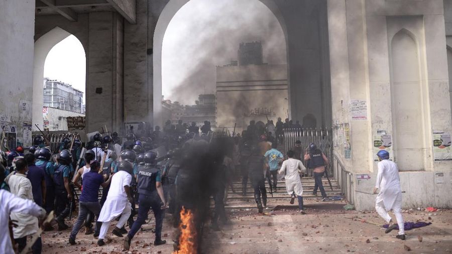A group of protestors pelt stones on another after Friday prayers at Baitul Mokarram mosque in Dhaka, Bangladesh, Friday, March 26, 2021. Witnesses said violent clashes broke out after one faction of protesters began waving their shoes as a sign of disrespect to Indian Prime Minister Narendra Modi, and another group tried to stop them. Local media said the protesters who tried to stop the shoe-waving are aligned with the ruling Awami League party. The party criticized the other protest faction for attempting to create chaos in the country during Modi’s visit. (AP Photo/Mahmud Hossain Opu)