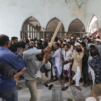 Pecah! Massa Anti Modi, Ricuh di Masjid Dhaka, 4 Orang Tewas