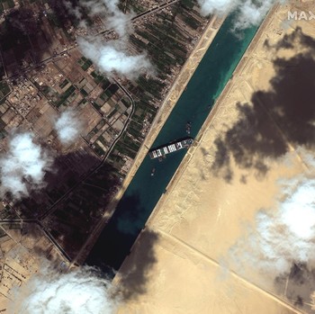 Potret Terkini Kapal Raksasa Melintang di Terusan Suez