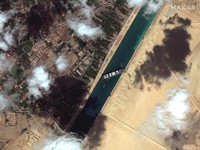 Potret Terkini Kapal Raksasa Melintang di Terusan Suez