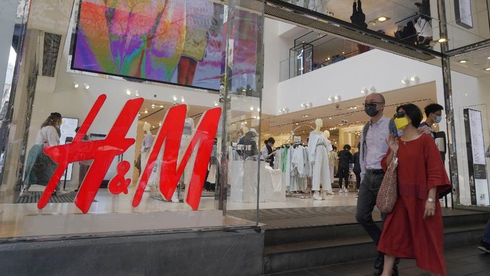 Hong Kong China Xinjiang Brands Under Fire People walk past an H&M clothing store in Hong Kong, Saturday, March 27, 2021. H&M disappeared from the internet in China as the government raised pressure on shoe and clothing brands and announced sanctions Friday, March 26, 2021, against British officials in a spiraling fight over complaints of abuses in the Xinjiang region. (AP Photo/Kin Cheung)