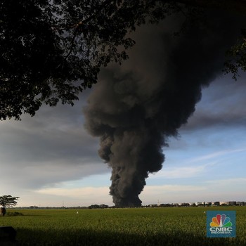 Gaya Santuy Warga Saksikan Asap Hitam Pekat Kilang Balongan