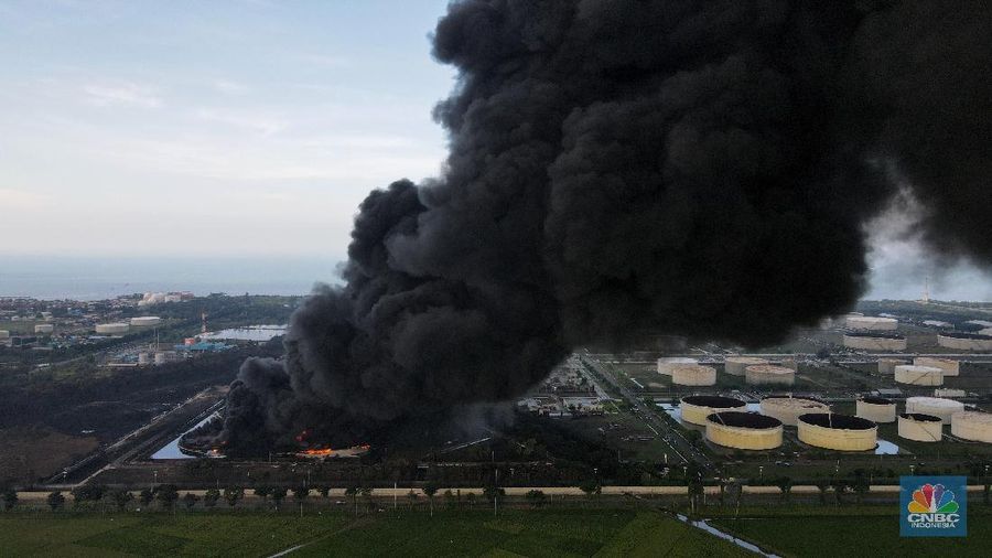 Kebakaran Kilang Minyak Balongan (CNBC Indonesia/Andrean Kristianto)