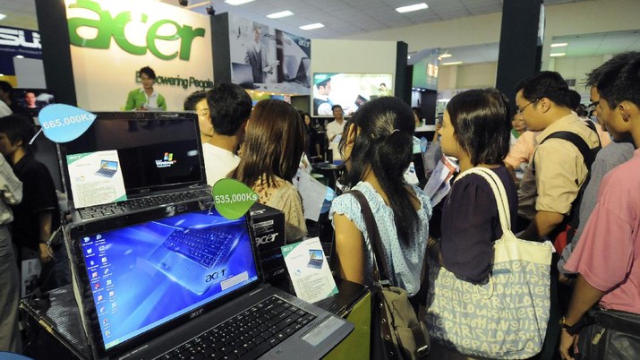 An acer laptop computer is seen on display as visitors crowd the company's booth during the Myanmar ICT Exhibition 2009 Thursday, Oct. 15, 2009, in Yangon, Myanmar.  (AP Photo/Khin Maung Win)