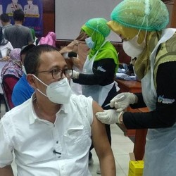 Bersiap Belajar Tatap Muka, Guru Kabupaten Serang Divaksin