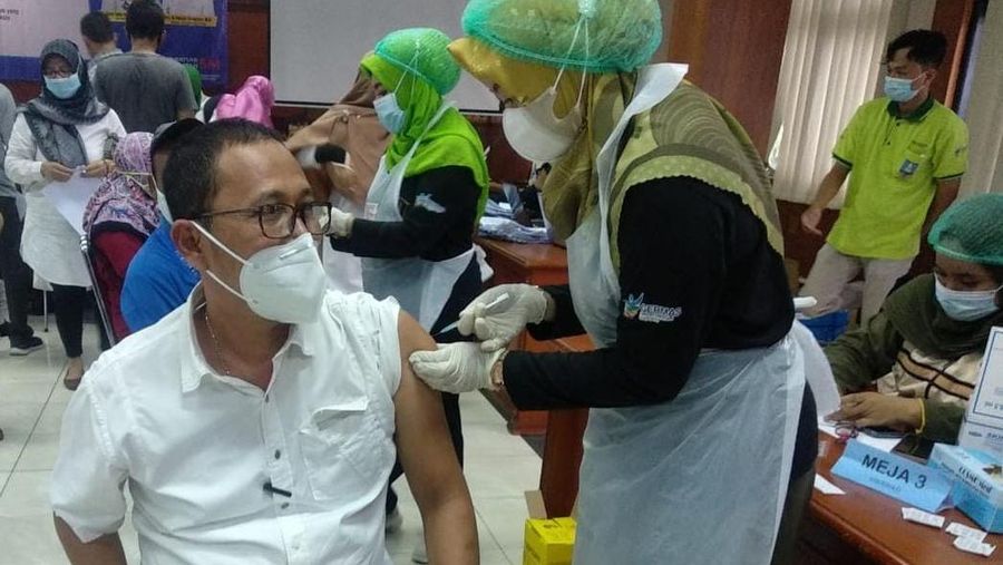 Bersiap Belajar Tatap Muka, Guru Kabupaten Serang Divaksin