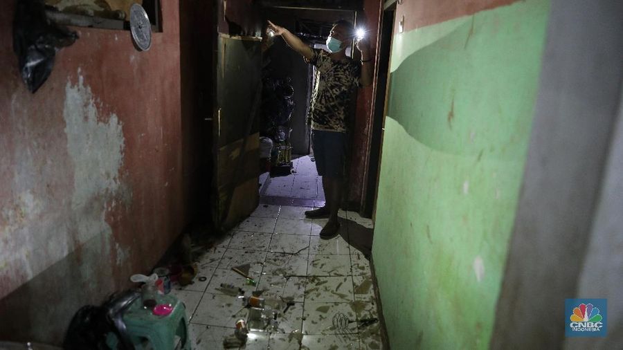 Warga menunjukkan kerusakan rumah akibat kebakaran yang menimbulkan ledakan dari tangki minyak milik Pertamina RU VI Balongan, Indramayu, Jawa Barat, Senin (29/3/2021). Akibat kejadian tersebut sejumlah rumah disekitar lokasi kejadian rusak dan warga terpaksa mengungsi. (CNBC Indonesia/Andrean Kristianto)
