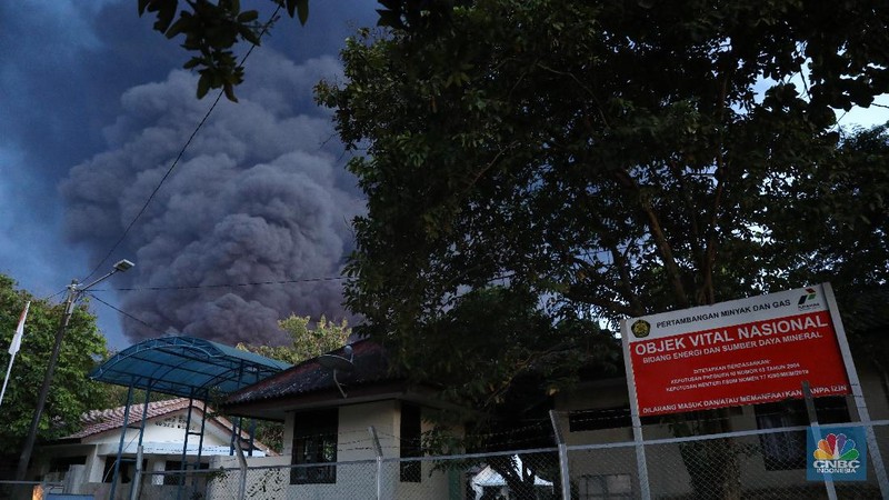 Warga menunjukkan kerusakan rumah akibat kebakaran yang menimbulkan ledakan dari tangki minyak milik Pertamina RU VI Balongan, Indramayu, Jawa Barat, Senin (29/3/2021). Akibat kejadian tersebut sejumlah rumah disekitar lokasi kejadian rusak dan warga terpaksa mengungsi. (CNBC Indonesia/Andrean Kristianto)