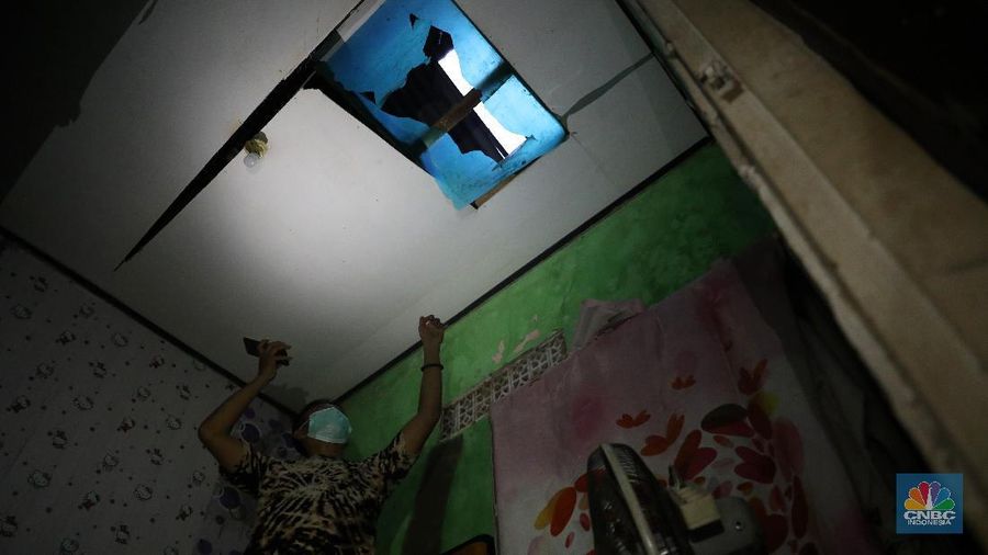 Warga menunjukkan kerusakan rumah akibat kebakaran yang menimbulkan ledakan dari tangki minyak milik Pertamina RU VI Balongan, Indramayu, Jawa Barat, Senin (29/3/2021). Akibat kejadian tersebut sejumlah rumah disekitar lokasi kejadian rusak dan warga terpaksa mengungsi. (CNBC Indonesia/Andrean Kristianto)