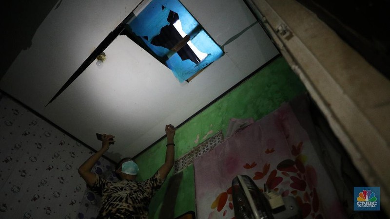 Warga menunjukkan kerusakan rumah akibat kebakaran yang menimbulkan ledakan dari tangki minyak milik Pertamina RU VI Balongan, Indramayu, Jawa Barat, Senin (29/3/2021). Akibat kejadian tersebut sejumlah rumah disekitar lokasi kejadian rusak dan warga terpaksa mengungsi. (CNBC Indonesia/Andrean Kristianto)
