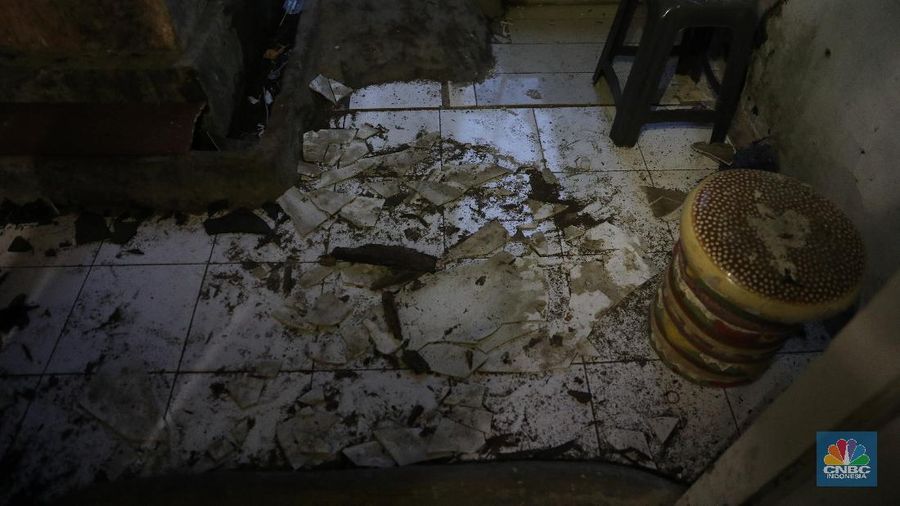 Warga menunjukkan kerusakan rumah akibat kebakaran yang menimbulkan ledakan dari tangki minyak milik Pertamina RU VI Balongan, Indramayu, Jawa Barat, Senin (29/3/2021). Akibat kejadian tersebut sejumlah rumah disekitar lokasi kejadian rusak dan warga terpaksa mengungsi. (CNBC Indonesia/Andrean Kristianto)
