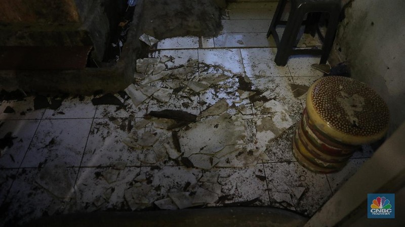 Warga menunjukkan kerusakan rumah akibat kebakaran yang menimbulkan ledakan dari tangki minyak milik Pertamina RU VI Balongan, Indramayu, Jawa Barat, Senin (29/3/2021). Akibat kejadian tersebut sejumlah rumah disekitar lokasi kejadian rusak dan warga terpaksa mengungsi. (CNBC Indonesia/Andrean Kristianto)