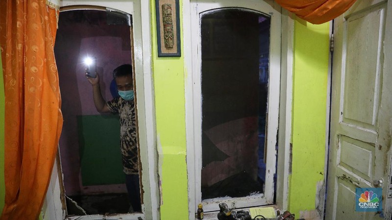 Warga menunjukkan kerusakan rumah akibat kebakaran yang menimbulkan ledakan dari tangki minyak milik Pertamina RU VI Balongan, Indramayu, Jawa Barat, Senin (29/3/2021). Akibat kejadian tersebut sejumlah rumah disekitar lokasi kejadian rusak dan warga terpaksa mengungsi. (CNBC Indonesia/Andrean Kristianto)