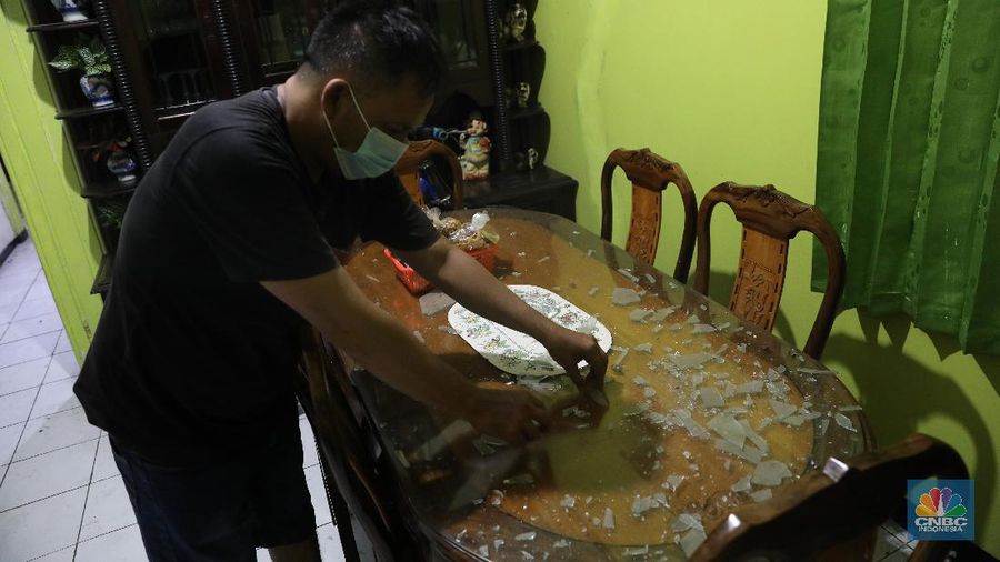 Warga menunjukkan kerusakan rumah akibat kebakaran yang menimbulkan ledakan dari tangki minyak milik Pertamina RU VI Balongan, Indramayu, Jawa Barat, Senin (29/3/2021). Akibat kejadian tersebut sejumlah rumah disekitar lokasi kejadian rusak dan warga terpaksa mengungsi. (CNBC Indonesia/Andrean Kristianto)