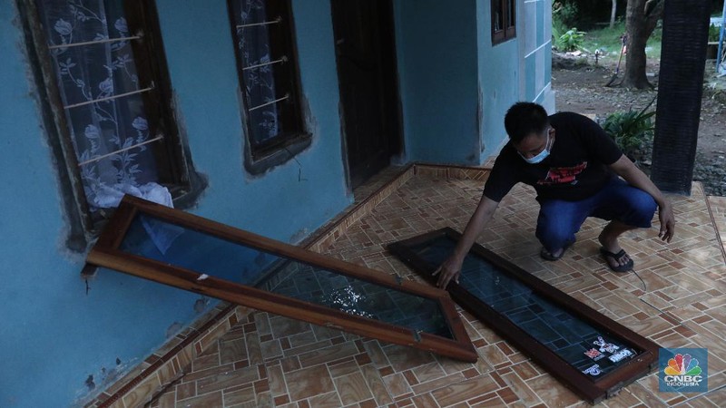 Warga menunjukkan kerusakan rumah akibat kebakaran yang menimbulkan ledakan dari tangki minyak milik Pertamina RU VI Balongan, Indramayu, Jawa Barat, Senin (29/3/2021). Akibat kejadian tersebut sejumlah rumah disekitar lokasi kejadian rusak dan warga terpaksa mengungsi. (CNBC Indonesia/Andrean Kristianto)