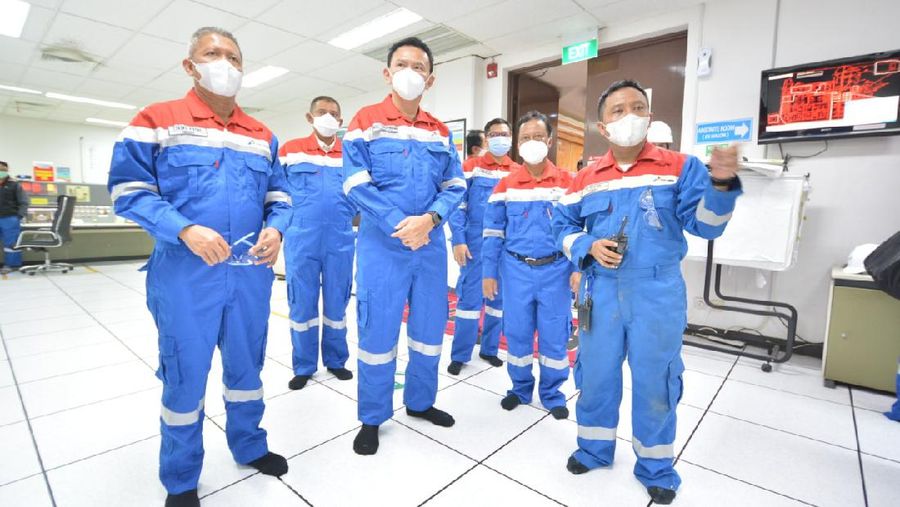 Bergabung bersama para Perwira Pertamina di Kilang Balongan Indramayu, Komisaris Utama Pertamina Basuki Tjahaja Purnama alias Ahok beserta jajaran komisaris lainnya meninjau langsung, memastikan kilang berada di kondisi aman dan lokasi insiden tangki berada cukup jauh dari kilang. (Dok. Pertamina)