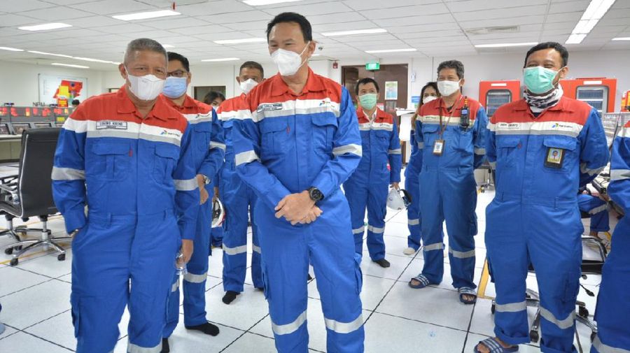 Bergabung bersama para Perwira Pertamina di Kilang Balongan Indramayu, Komisaris Utama Pertamina Basuki Tjahaja Purnama alias Ahok beserta jajaran komisaris lainnya meninjau langsung, memastikan kilang berada di kondisi aman dan lokasi insiden tangki berada cukup jauh dari kilang. (Dok. Pertamina)