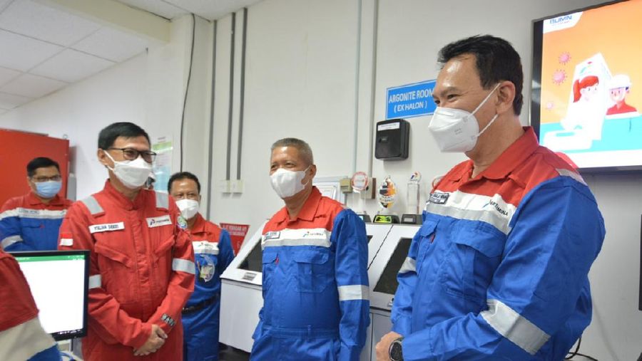 Bergabung bersama para Perwira Pertamina di Kilang Balongan Indramayu, Komisaris Utama Pertamina Basuki Tjahaja Purnama alias Ahok beserta jajaran komisaris lainnya meninjau langsung, memastikan kilang berada di kondisi aman dan lokasi insiden tangki berada cukup jauh dari kilang. (Dok. Pertamina)