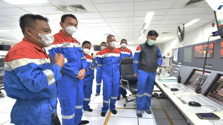 Bergabung bersama para Perwira Pertamina di Kilang Balongan Indramayu, Komisaris Utama Pertamina Basuki Tjahaja Purnama alias Ahok beserta jajaran komisaris lainnya meninjau langsung, memastikan kilang berada di kondisi aman dan lokasi insiden tangki berada cukup jauh dari kilang. (Pertamina)