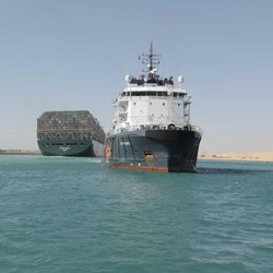 Klaim Kerugian Kapal Terjepit di Terusan Suez Sampai Rp 14 T