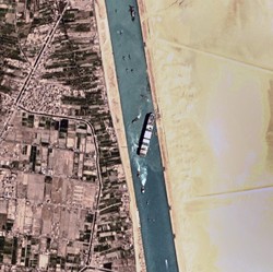Penampakan Kapal Raksasa Nyangkut Lagi di Terusan Suez