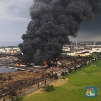 Intip Asap Tebal di Hari Kedua Kebakaran di Kilang Balongan