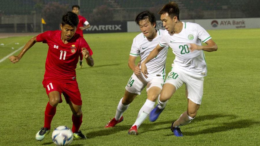 Hein Htet Aung dari Myanmar, kiri, bersaing memperebutkan bola dengan Wan Tin Iao dari Macau, kanan, dan Leung Chi Seng pada babak kualifikasi sepak bola Kejuaraan AFC U-23 2020, Minggu, Maret. 24, 2019, di Stadion Thuwunna, Yangon, Myanmar. Myanmar menang 4-0. (FILE FOTO/Foto AP / Thein Zaw)
