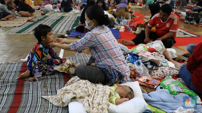 Pengungsi Korban Kebakaran Balongan Indramayu (CNBC Indonesia/Andrean Kristianto)