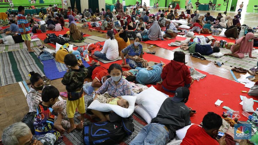 Pengungsi Korban Kebakaran Balongan Indramayu (CNBC Indonesia/Andrean Kristianto)