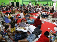 Penampakan Pengungsi Korban Kebakaran Kilang Minyak Balongan