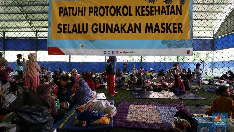 Pengungsi Korban Kebakaran Balongan Indramayu (CNBC Indonesia/Andrean Kristianto)