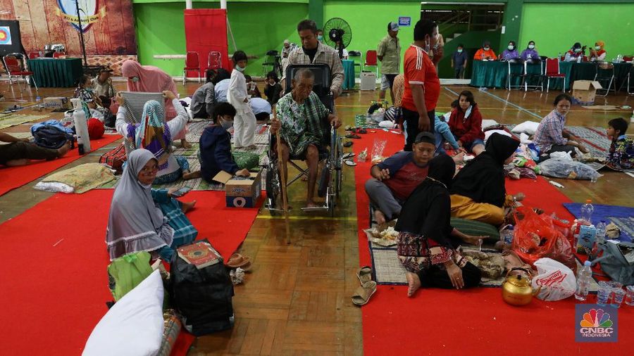 Pengungsi Korban Kebakaran Balongan Indramayu (CNBC Indonesia/Andrean Kristianto)