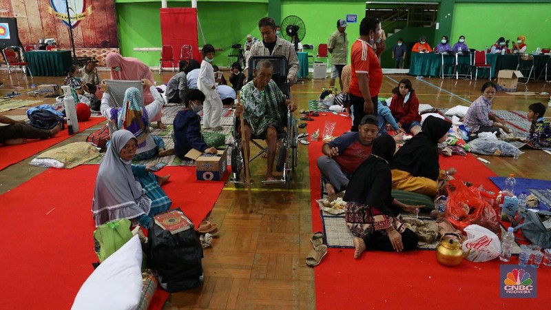 Pengungsi Korban Kebakaran Balongan Indramayu (CNBC Indonesia/Andrean Kristianto)