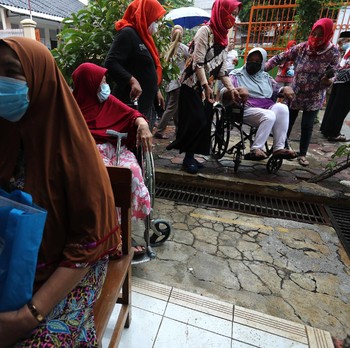 Intip Jemput Bola Vaksinasi Lansia di Sekolah Kebayoran Lama