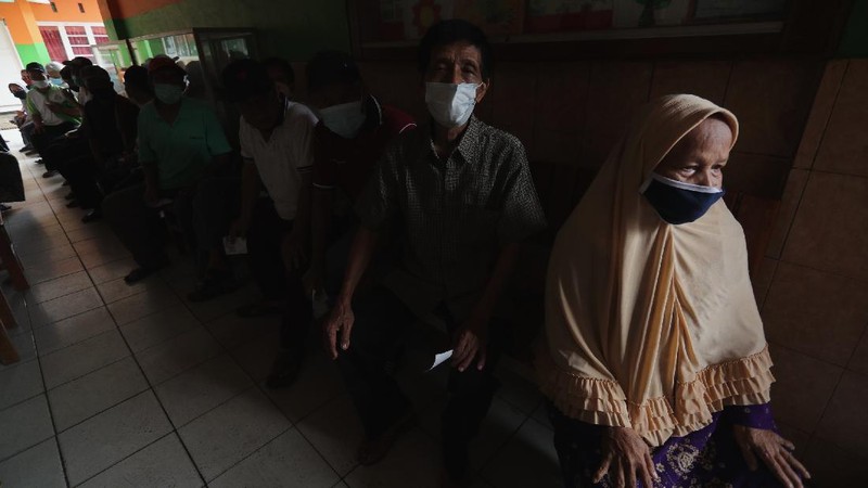 Sejumlah lansia mengantri untuk penyuntikan vaksin covid-19 di SDN 17 Pagi, Kebayoran Lama, Jakarta, Selasa (30/3/2021). Pemerintah kota DKI Jakarta Selatan menjemput warga (lansia) untuk mempercepat vaksinasi Covid-19. (CNBC Indonesia/Tri Susilo)