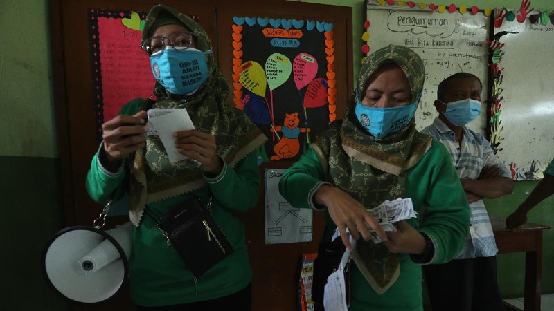 Sejumlah lansia mengantri untuk penyuntikan vaksin covid-19 di SDN 17 Pagi, Kebayoran Lama, Jakarta, Selasa (30/3/2021). Pemerintah kota DKI Jakarta Selatan menjemput warga (lansia) untuk mempercepat vaksinasi Covid-19. (CNBC Indonesia/Tri Susilo)