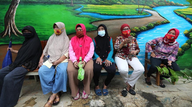 Sejumlah lansia mengantri untuk penyuntikan vaksin covid-19 di SDN 17 Pagi, Kebayoran Lama, Jakarta, Selasa (30/3/2021). Pemerintah kota DKI Jakarta Selatan menjemput warga (lansia) untuk mempercepat vaksinasi Covid-19. (CNBC Indonesia/Tri Susilo)