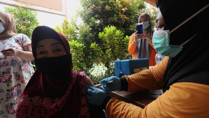 Sejumlah lansia mengantri untuk penyuntikan vaksin covid-19 di SDN 17 Pagi, Kebayoran Lama, Jakarta, Selasa (30/3/2021). Pemerintah kota DKI Jakarta Selatan menjemput warga (lansia) untuk mempercepat vaksinasi Covid-19. (CNBC Indonesia/Tri Susilo)